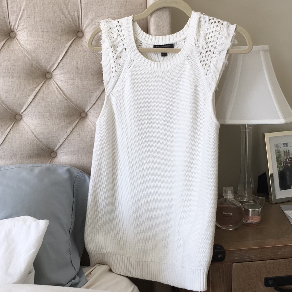 Knit short sleeve top.🍌 Republic